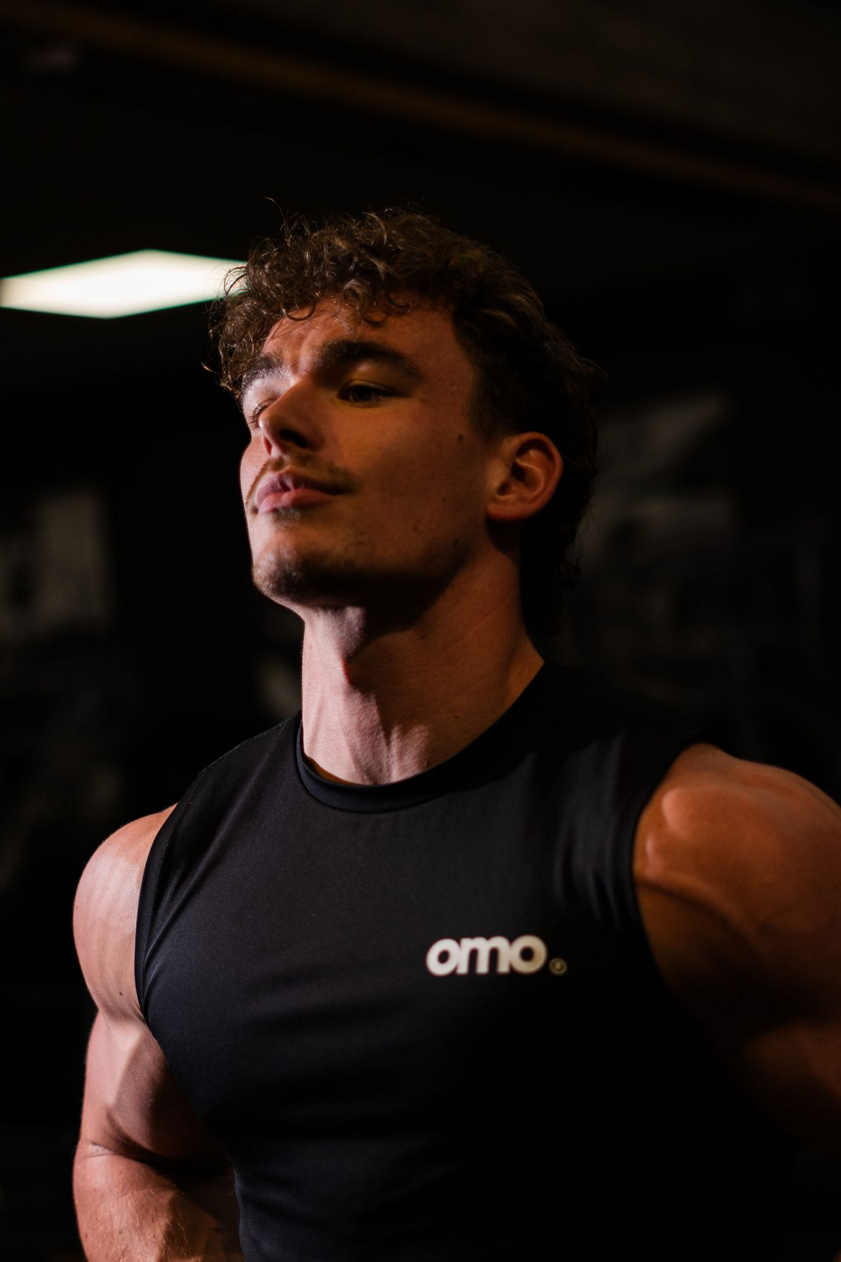 omo Compression Tank Top Schwarz – Nahaufnahme am Model