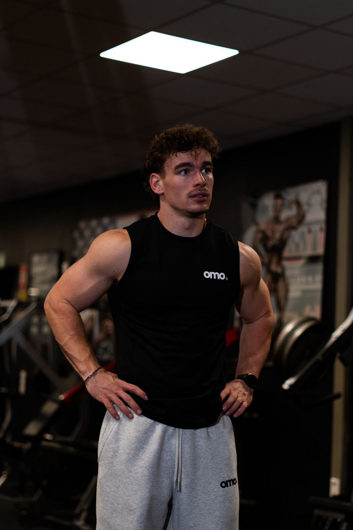 Model trägt das omo Compression Tank Top Schwarz mit Essential Jogger im Gym